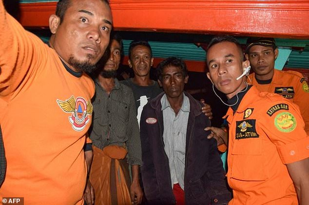Pengungsi Rohingya yang Terdampar Diselamatkan oleh Nelayan Indonesia